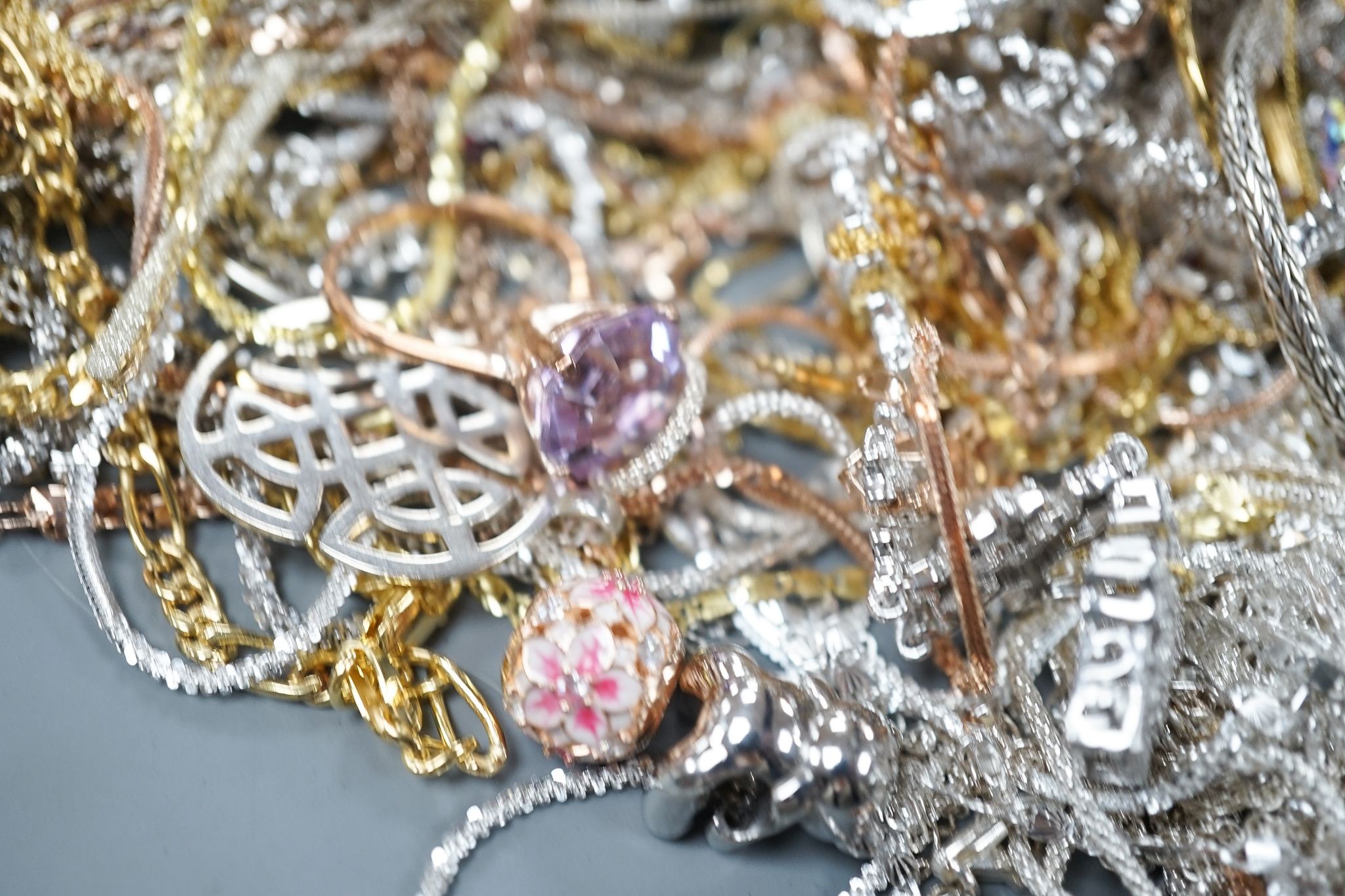 A quantity of assorted modern 925 jewellery.